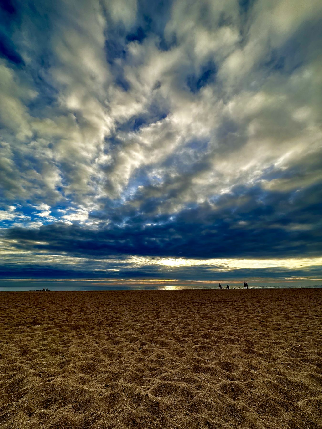Peso — Gran masa de nubes sobre una playa de arena al atardecer