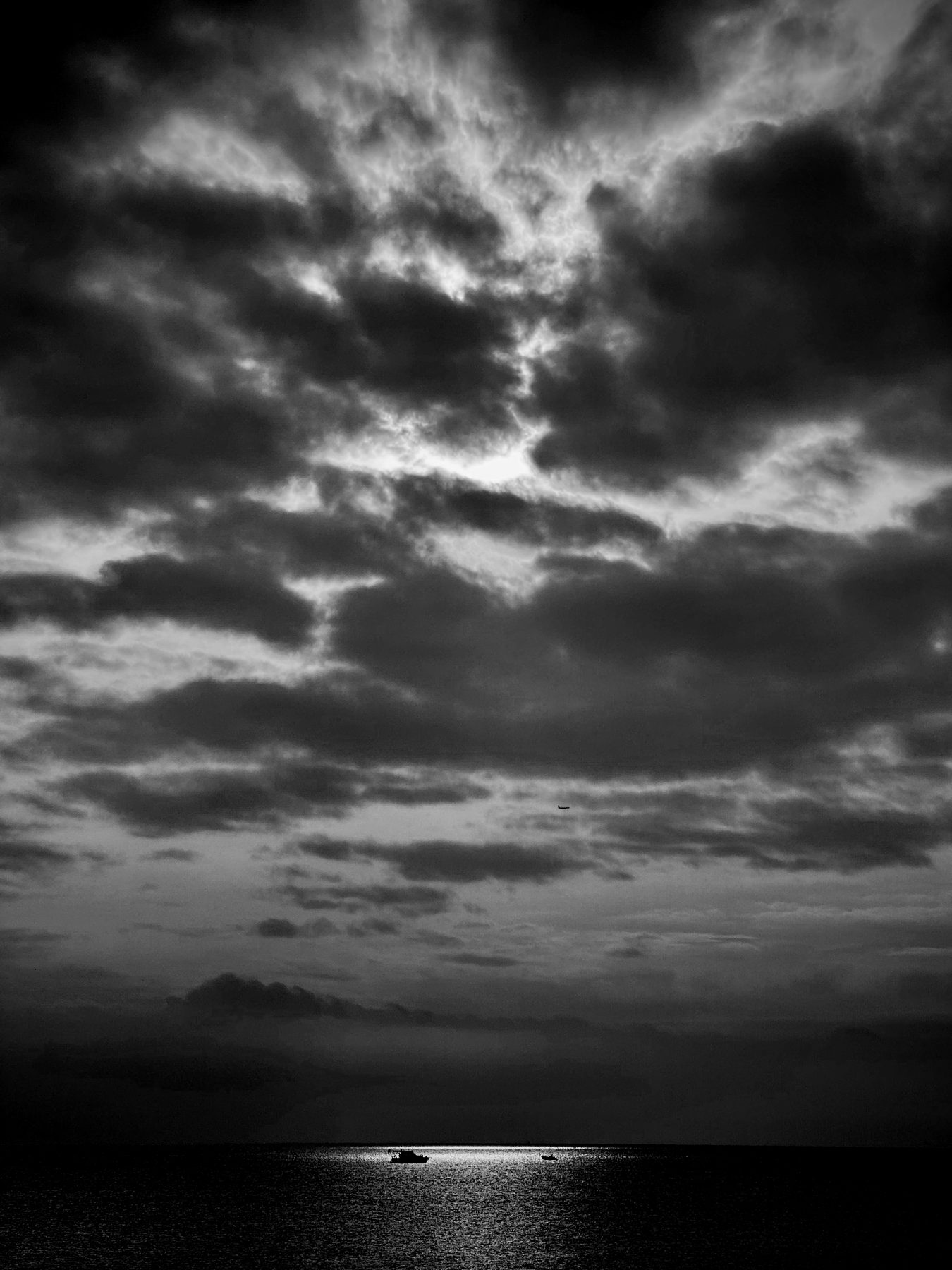Mar tapado — Nubes densas cubriendo el mar, en blanco y negro
