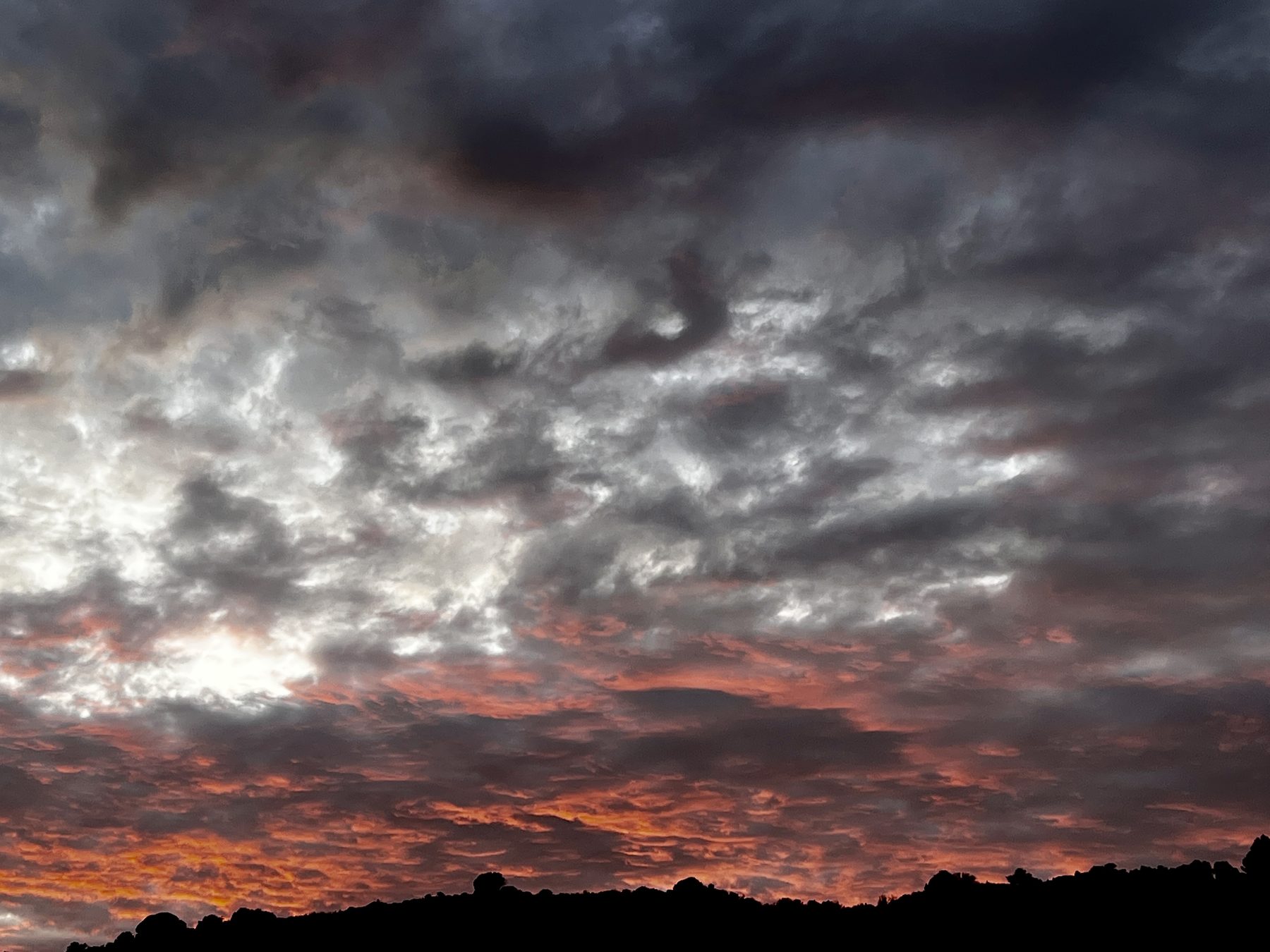 Aviso — Nubes oscuras de tormenta con el horizonte encendido por debajo